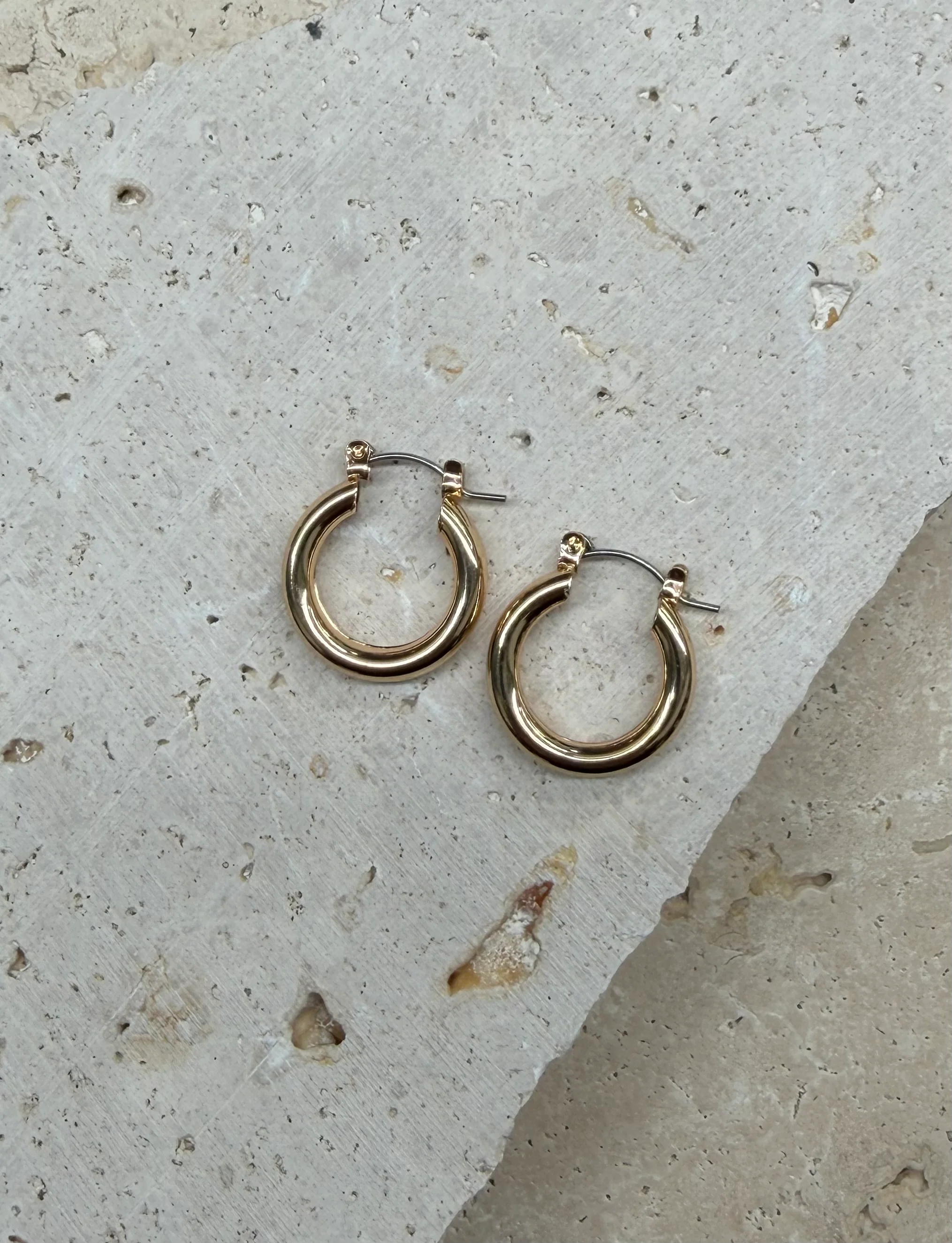 Eliddy Small Hoop Earrings Gold - Image 4