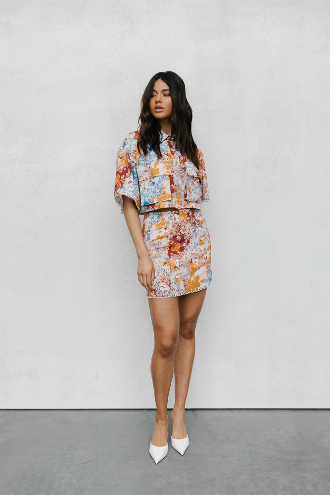 Esimio Cropped Shirt Bloom Floral Print - Image 25