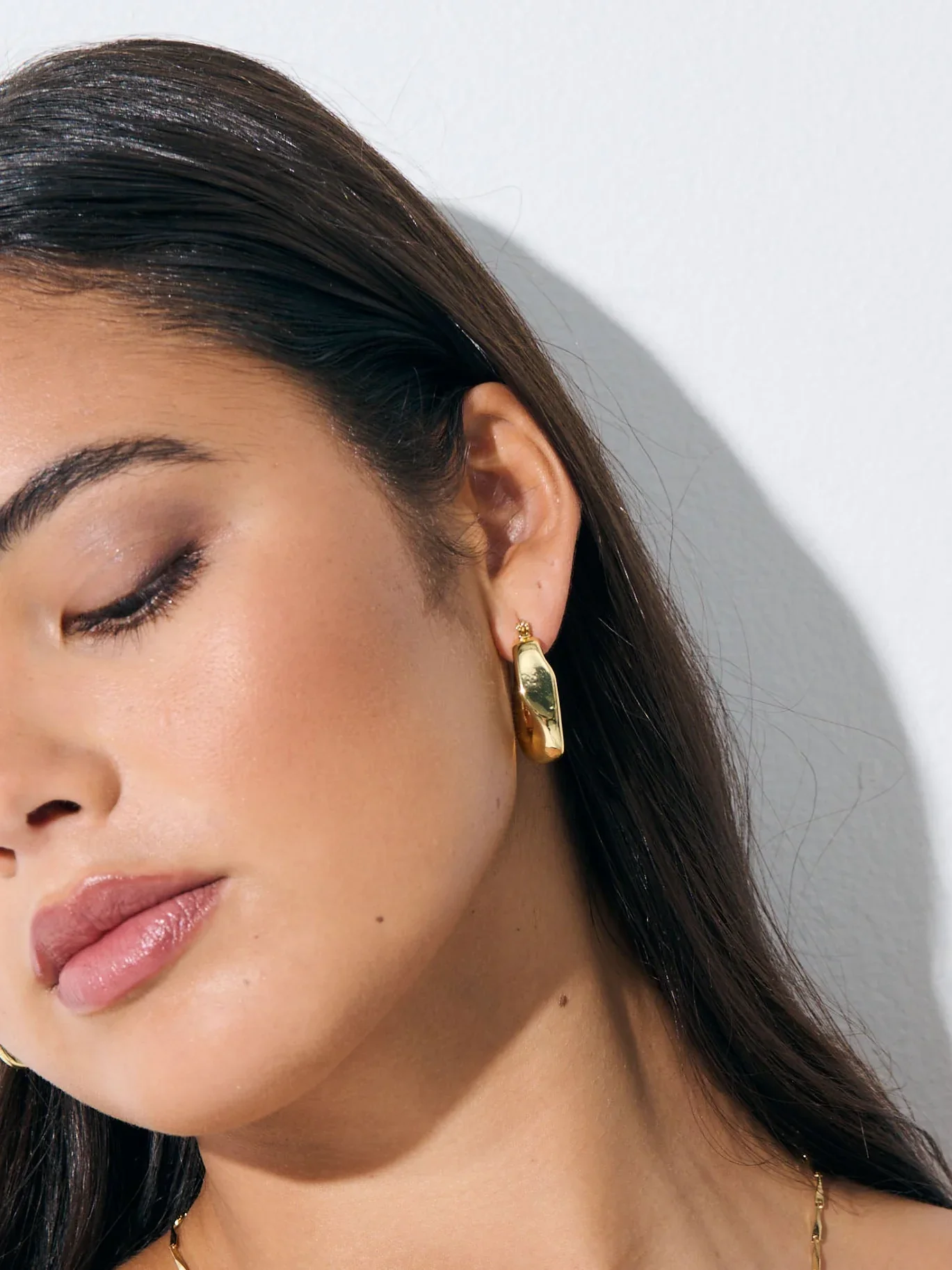 Lea Wavy Earrings Gold - Image 4